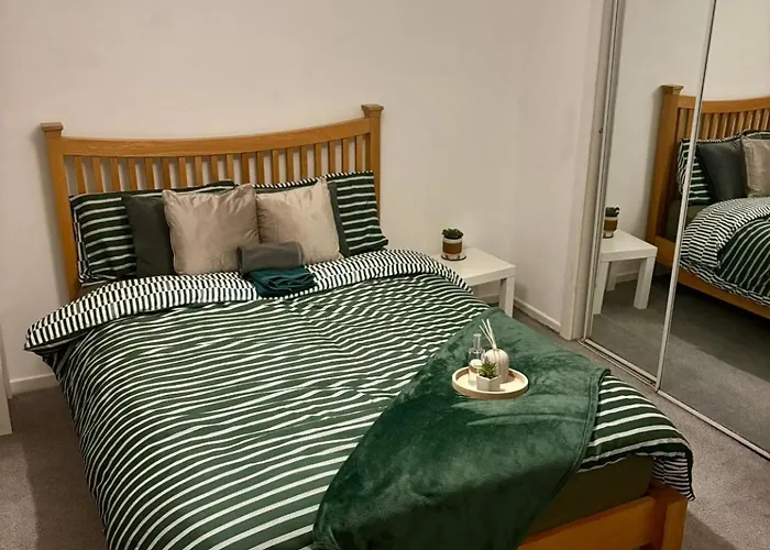 Tartan Nest- Entire House- Sleeps 8 Guests Apartment *