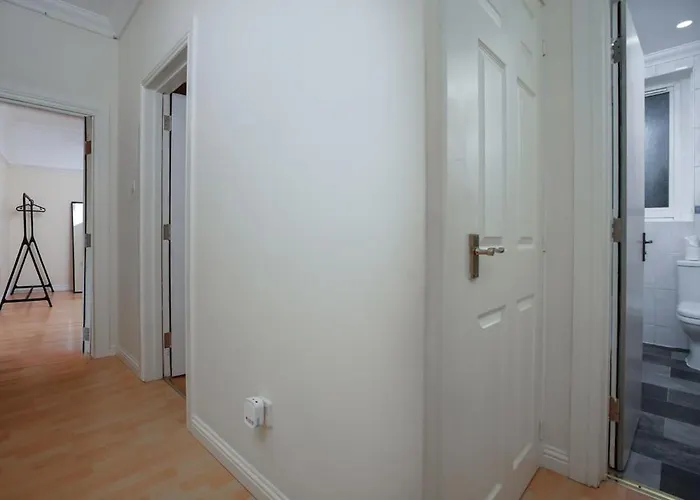 Group 3br Close To Hydro And Secc With Parking *