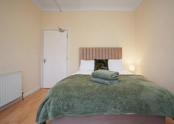 Group 3br Close To Hydro And Secc With Parking *