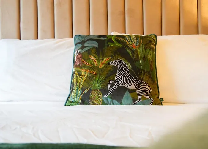 Group 3br Close To Hydro And Secc With Parking *