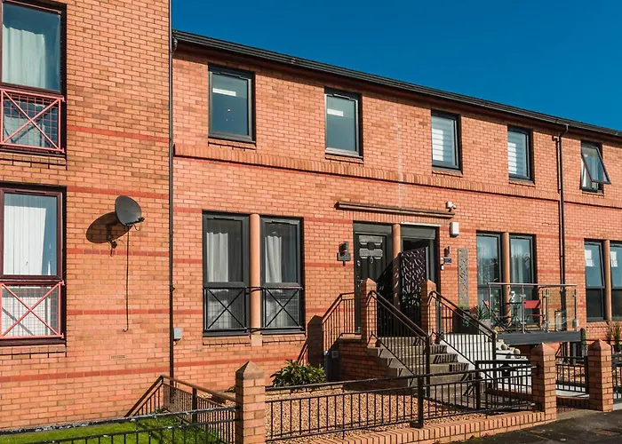 Henderson House - West End 3 Bedroom Family