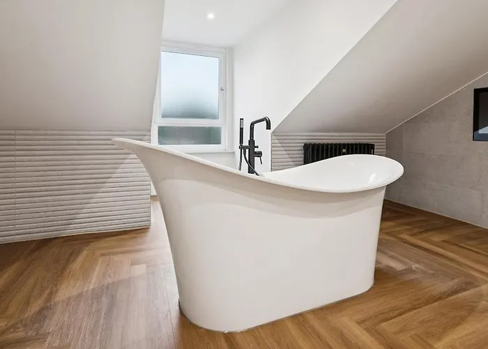 Prázdninový dům Spacious 5 Bedroom With 3 Bathrooms And Private Parking