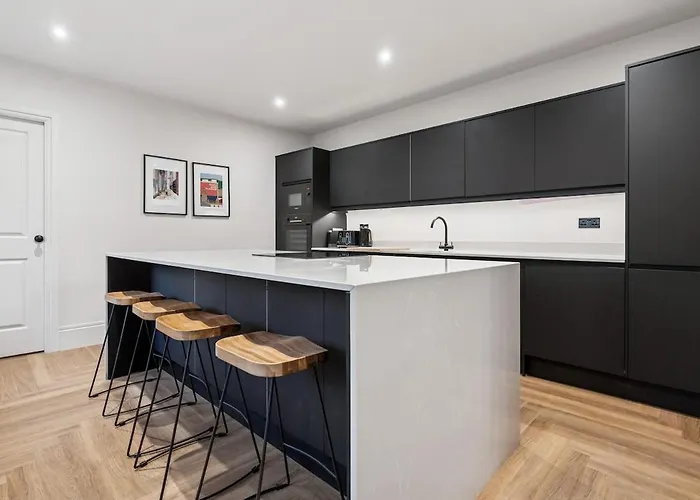 Prázdninový dům Spacious 5 Bedroom With 3 Bathrooms And Private Parking Glasgow