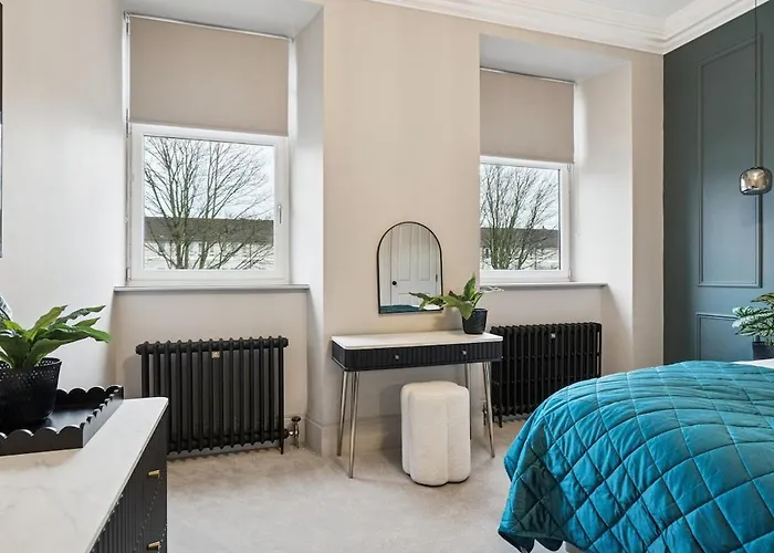 Spacious 5 Bedroom With 3 Bathrooms And Private Parking *