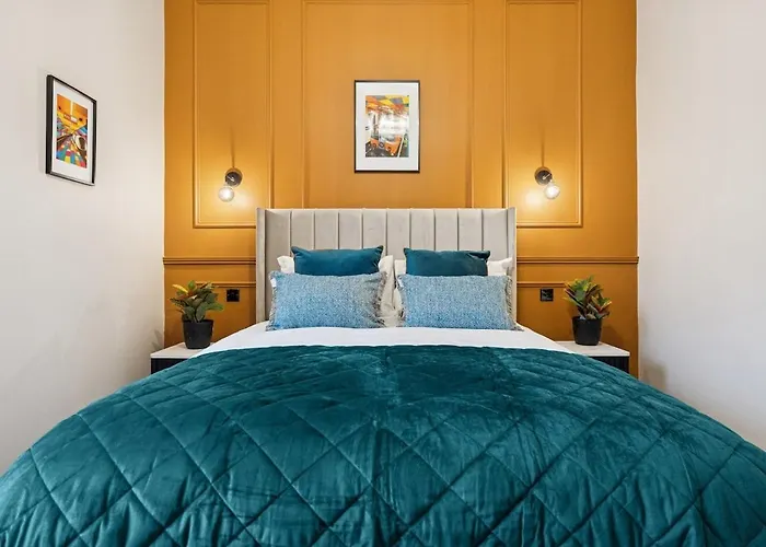 Spacious 5 Bedroom With 3 Bathrooms And Private Parking Prázdninový dům *