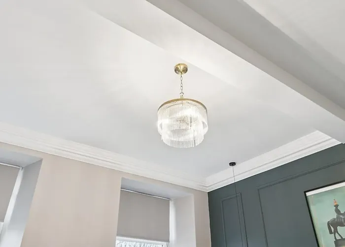 Spacious 5 Bedroom With 3 Bathrooms And Private Parking Glasgow