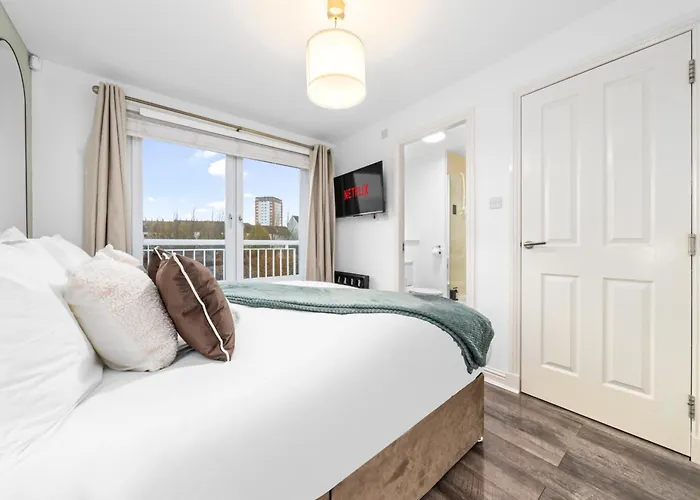 Urban Elegance - Spacious 5-bed In *