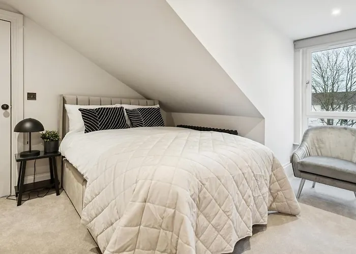 Spacious 5 Bedroom With 3 Bathrooms And Private Parking * Glasgow