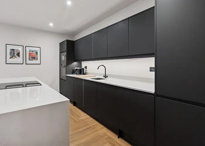 Spacious 5 Bedroom With 3 Bathrooms And Private Parking *