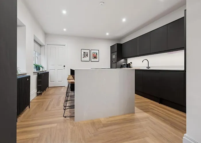 Spacious 5 Bedroom With 3 Bathrooms And Private Parking Prázdninový dům Glasgow