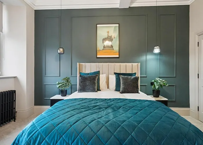 Spacious 5 Bedroom With 3 Bathrooms And Private Parking Prázdninový dům