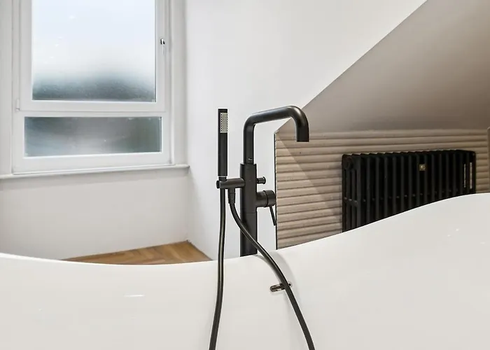 Spacious 5 Bedroom With 3 Bathrooms And Private Parking Prázdninový dům