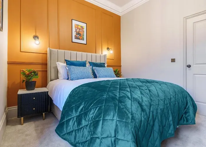 Spacious 5 Bedroom With 3 Bathrooms And Private Parking Prázdninový dům *