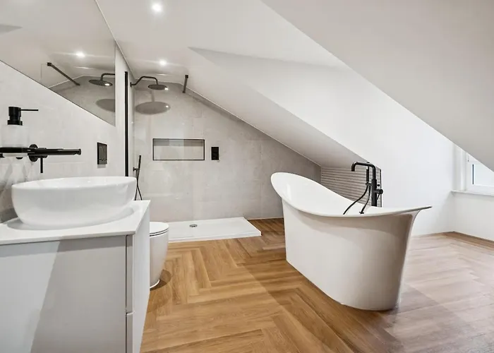 Spacious 5 Bedroom With 3 Bathrooms And Private Parking