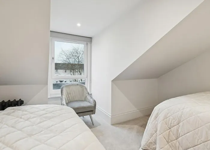 Spacious 5 Bedroom With 3 Bathrooms And Private Parking Prázdninový dům Glasgow