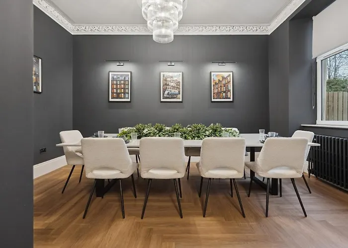 Spacious 5 Bedroom With 3 Bathrooms And Private Parking Prázdninový dům Glasgow