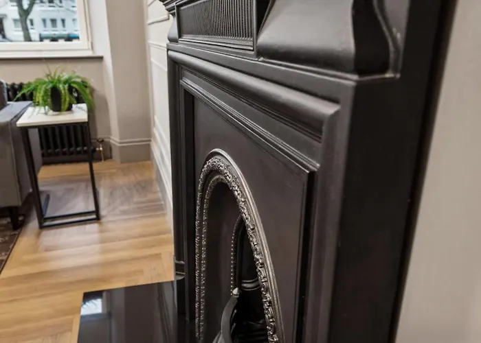 Prázdninový dům Spacious 5 Bedroom With 3 Bathrooms And Private Parking *