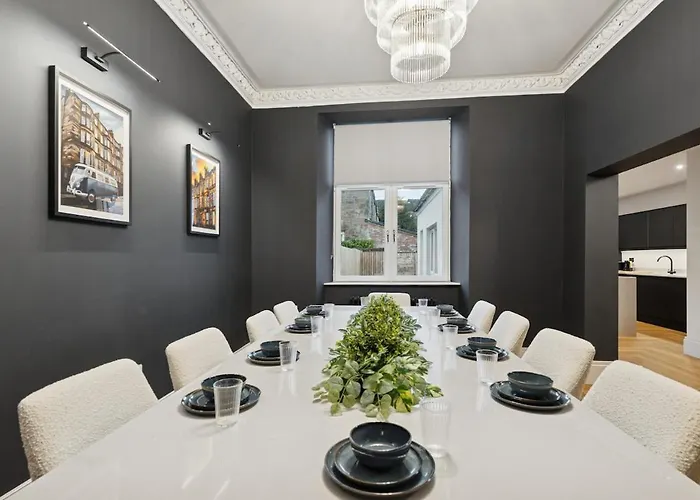 Prázdninový dům Spacious 5 Bedroom With 3 Bathrooms And Private Parking