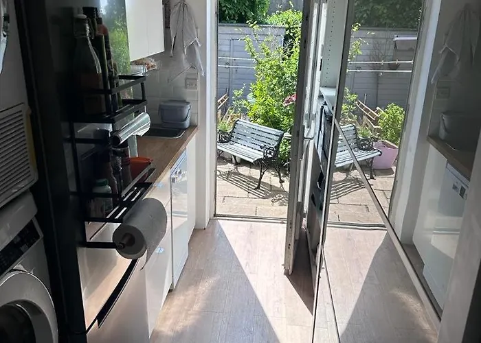 Peaceful And Stylish Garden Flat Close To Transport And Centre Апартаменты