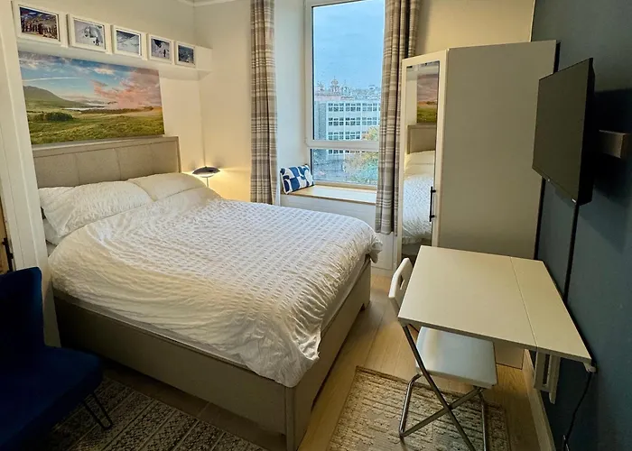 Warm Upgraded Top-floor Flat In Finnieston דירה