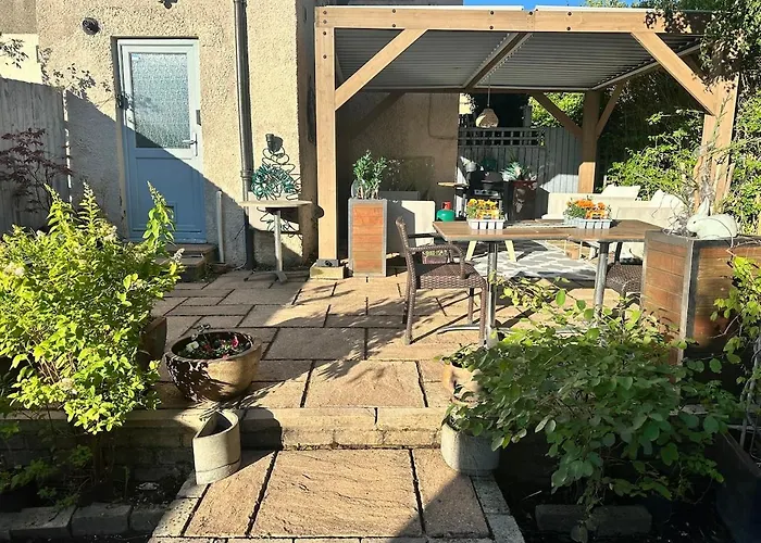 Апартаменты Peaceful And Stylish Garden Flat Close To Transport And Centre *