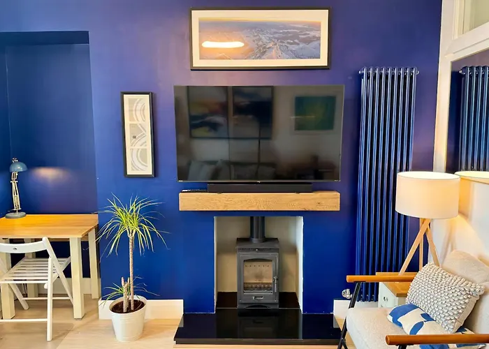 Warm Upgraded Top-floor Flat In Finnieston * גלאזגו