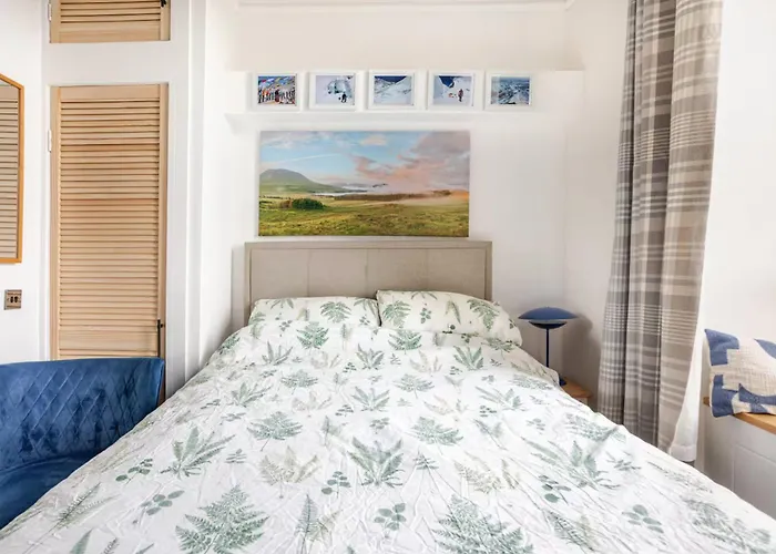 Warm Upgraded Top-floor Flat In Finnieston גלאזגו