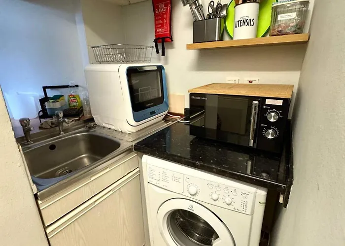 West-end 2 Bed Flat Entire Place W Free Parking