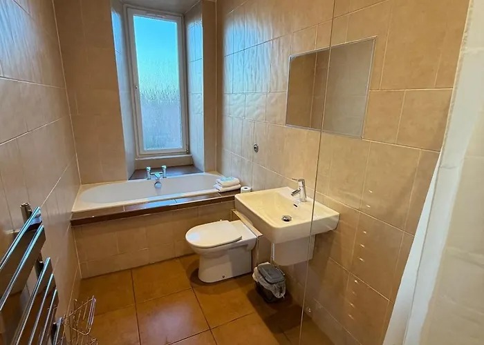 Spacious Tenement With Free Parking Глазго