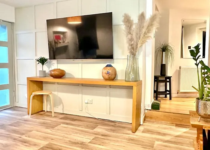 Апартаменты Peaceful And Stylish Garden Flat Close To Transport And Centre *