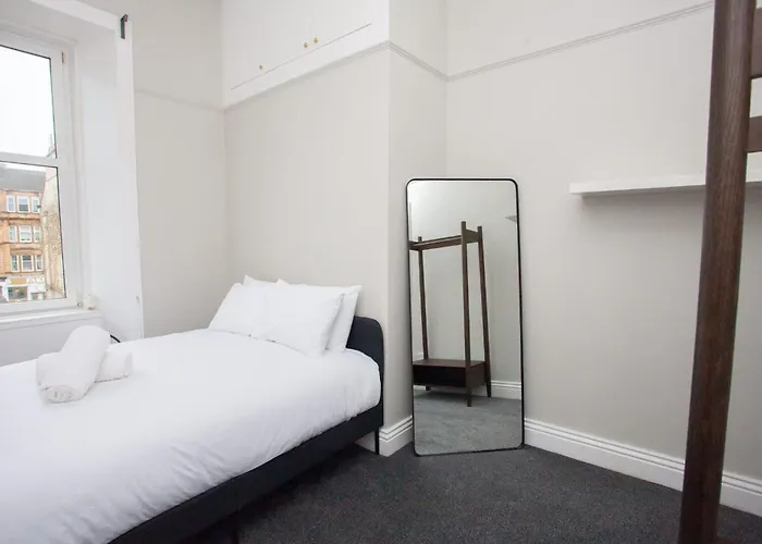 Stylish Southside 2 Bedroom Flat With Free Parking *