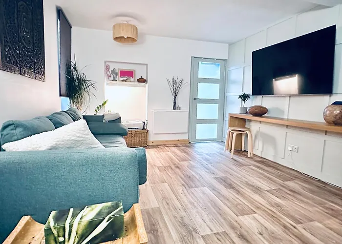 Апартаменты Peaceful And Stylish Garden Flat Close To Transport And Centre *