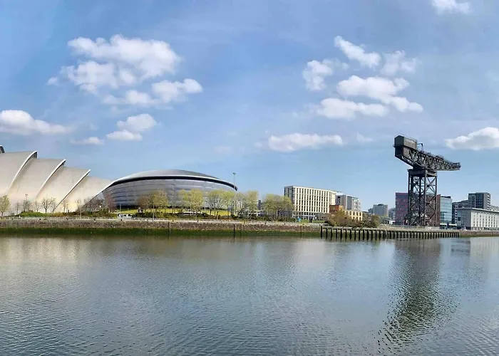 Warm Upgraded Top-floor Flat In Finnieston גלאזגו