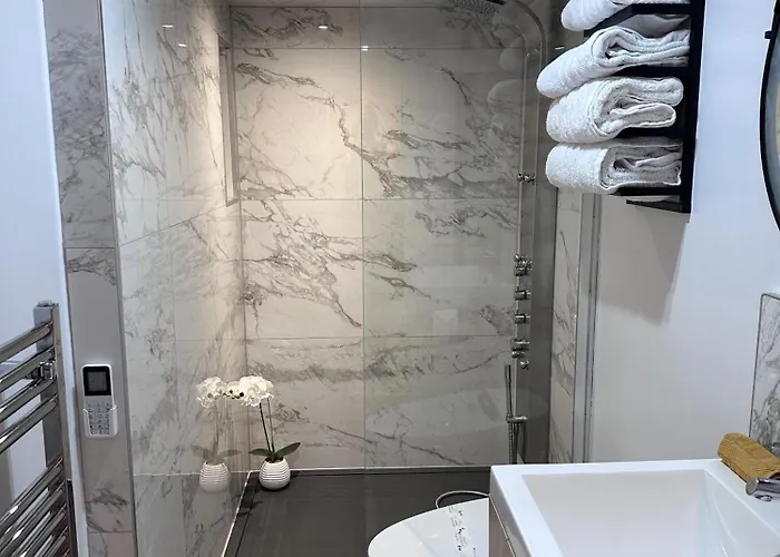 Peaceful And Stylish Garden Flat Close To Transport And Centre