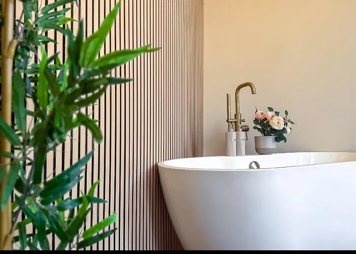 Romantic Brand New Flat, Centre