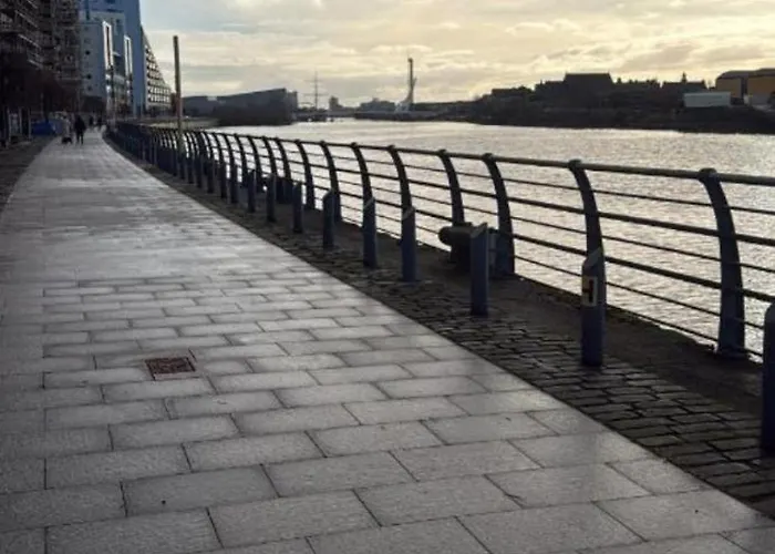 Apartment Executive Riverside With Workspace & Fast Wifi *