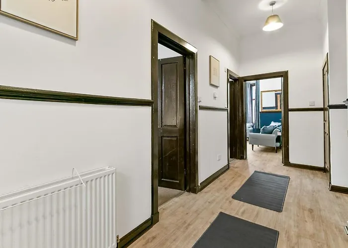 Apartament Free Parking - Sleeps 6 - 2 Bedrooms - Great Transport Links *