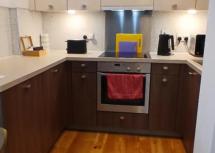 Apartment Executive Riverside With Workspace & Fast Wifi