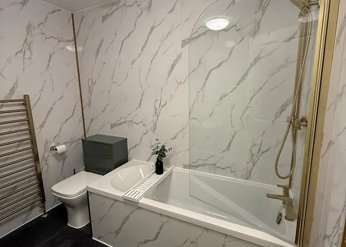 Apartment Modern 2 Bedroom Ground Floor Near Centre