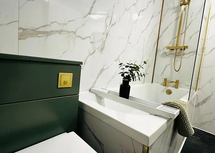 Modern 2 Bedroom Ground Floor Near Centre Apartment *