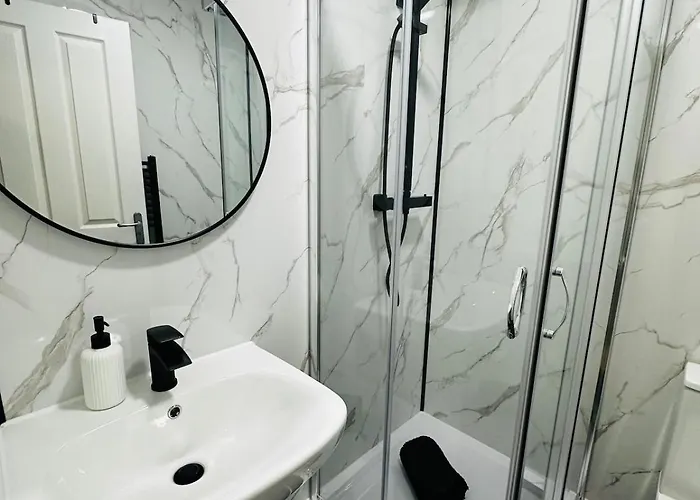 Modern 2 Bedroom Ground Floor Near Centre