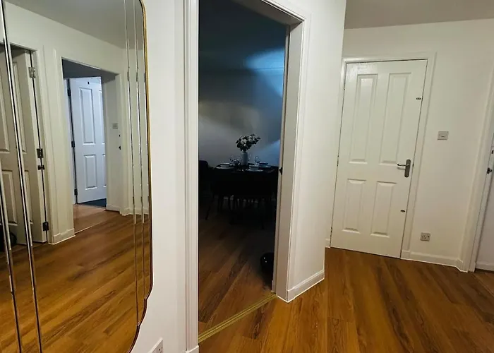 Modern 2 Bedroom Ground Floor Near Centre Apartment *