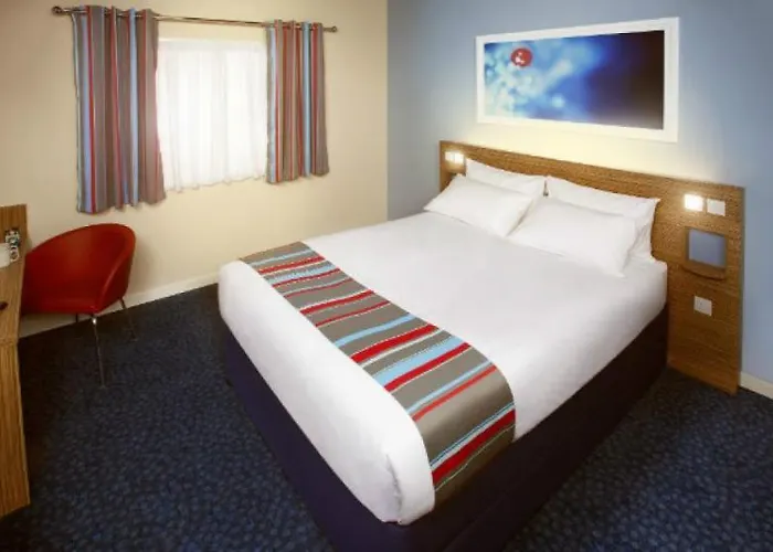 מלון Travelodge Queen Street 3*
