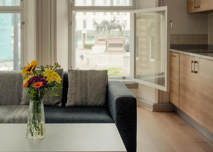 Premier George Square Apartment