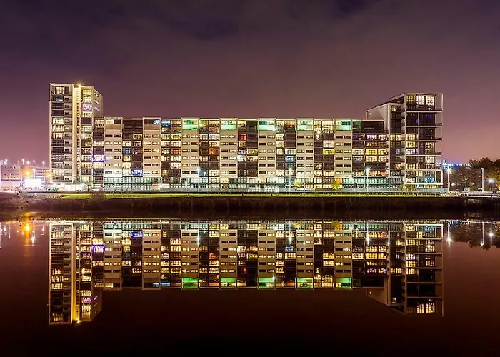 Centre - The Penthouse With Riverviews -