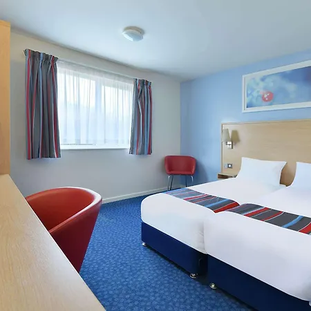 Отель Travelodge Airport 3*