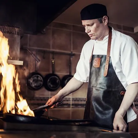 Отель Carlton George 4*