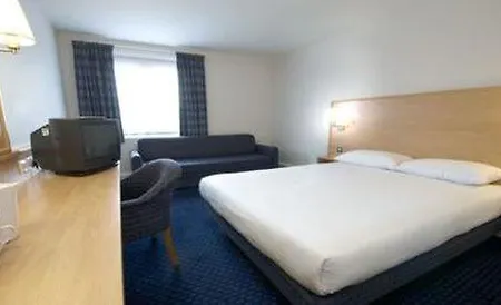 Отель Travelodge Airport 3*