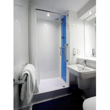 Travelodge Airport Hotel 3*