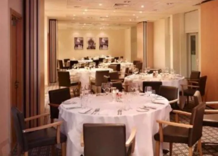 Hilton Garden Centre מלון 4*